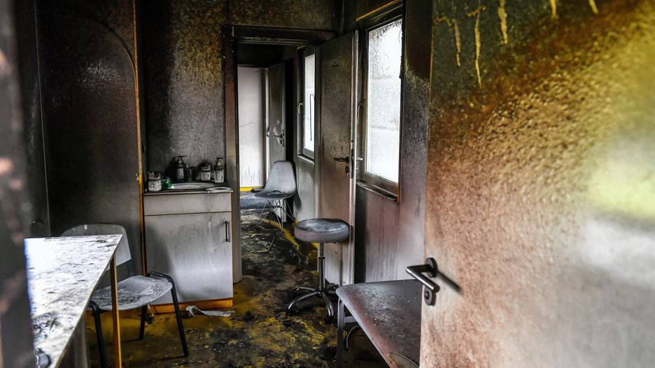 Wnętrze mobilnego punktu szczepień w Zamościu zostało całkowicie spalone