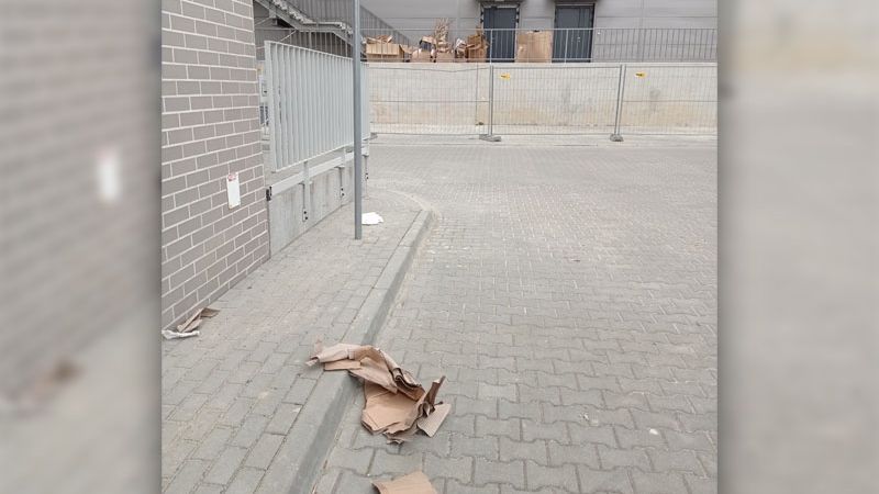 Kartony walają się po okolicy parku handlowego Diamentowa Park | fot. czytelnik Karol