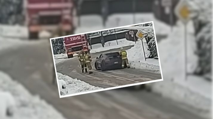 Dopiero strażacy popchnęli unieruchomionego forda