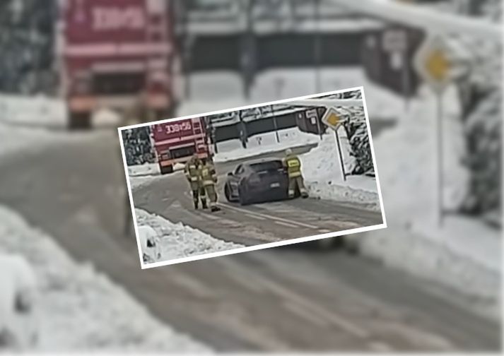Policja ominęła, pomogli strażacy. Zima to za dużo dla muscle cara