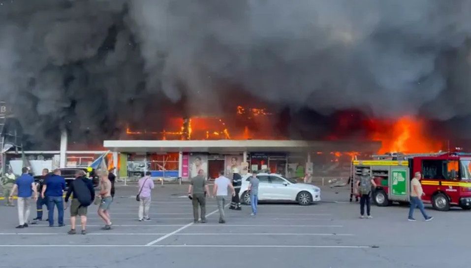Wojna w Ukrainie. W Krzemieńczuku spłonęło centrum handlowe