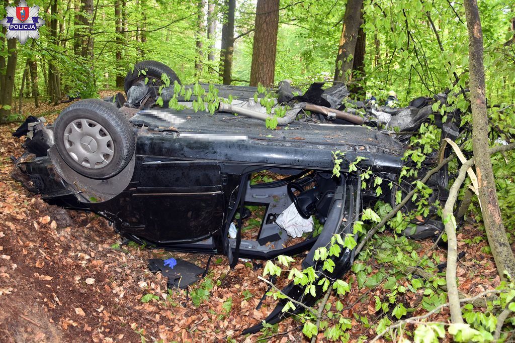 Nadmierna prędkość przyczyną groźnego wypadku. Kierowca był zakleszczony we wraku