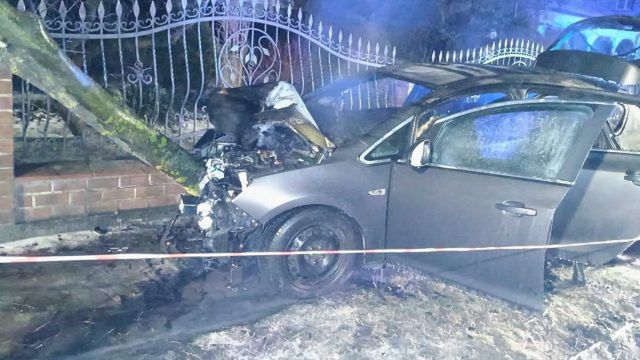 Pijany wsiadł za kierownicę opla. Auto uderzyło w drzewo i spłonęło (zdjęcia)