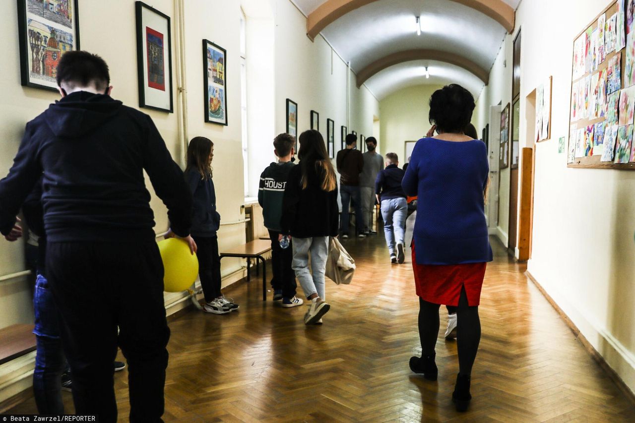 Szkoła zakazała uczniom używać telefonów. Zakaz ma objąć też nauczycieli