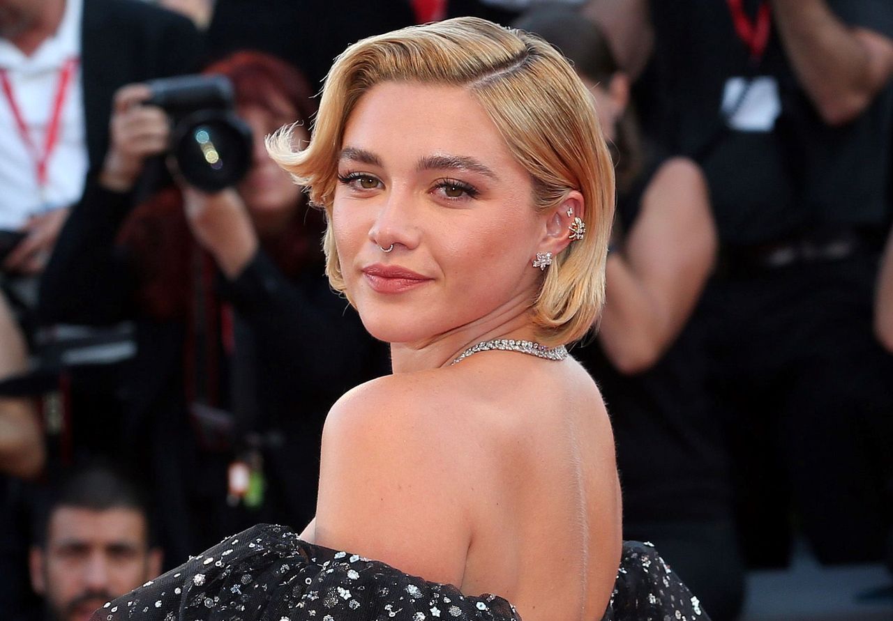 Florence Pugh w zjawiskowej kreacji na festiwalu w Wenecji. Uwagę przyciągają też buty