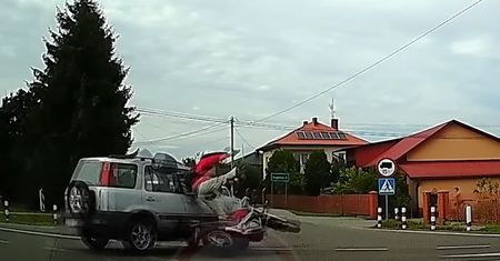 Znieczulica po zderzeniu osobówki z motocyklem. "Brawa dla pana z opla"