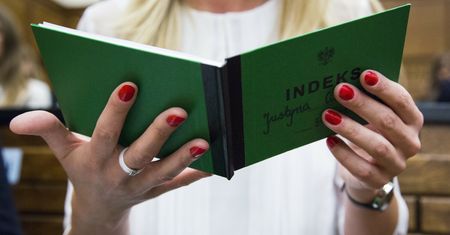 "Nawet nie odebrałam legitymacji". Wolą płacić za studia, na które nie chodzą, niż na ZUS