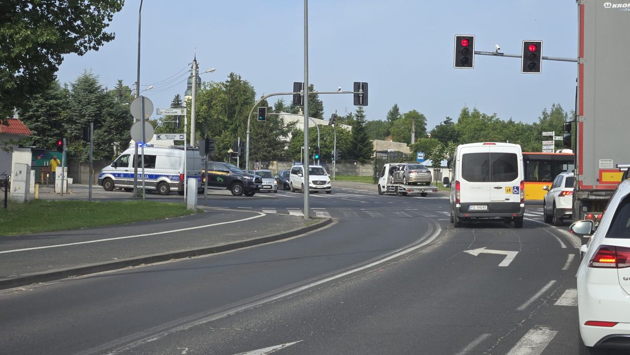 Kolizja trzech pojazdów w Luboniu sparaliżowała poranny ruch