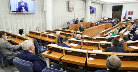 Głosowanie się opóźniło. Jeden z senatorów utknął w windzie