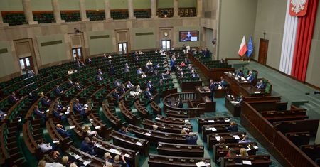 Wsparcie z Funduszu COViD na dłużej. Sejm zgodził się z poprawkami Senatu