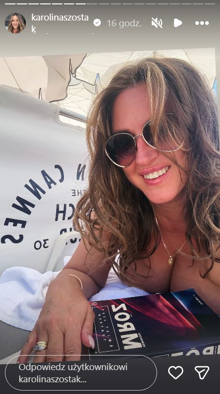 Karolina Szostak na plaży