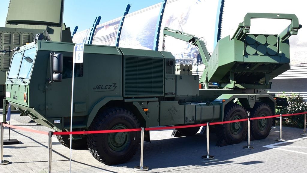 Wyrzutnia HIMARS na polskim samochodzie Jelcz 