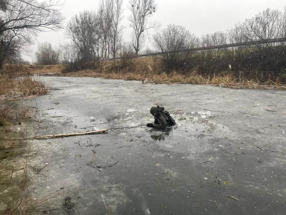 człowiek, lód, zamarznięta woda