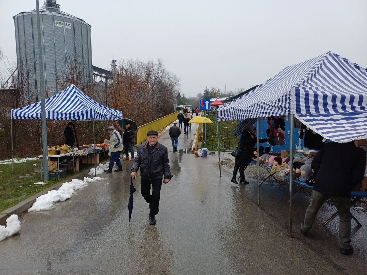 Opatów: Świeże owoce i warzywa na targu. Zobacz jak wyglądał handel w środę, 26 listopada