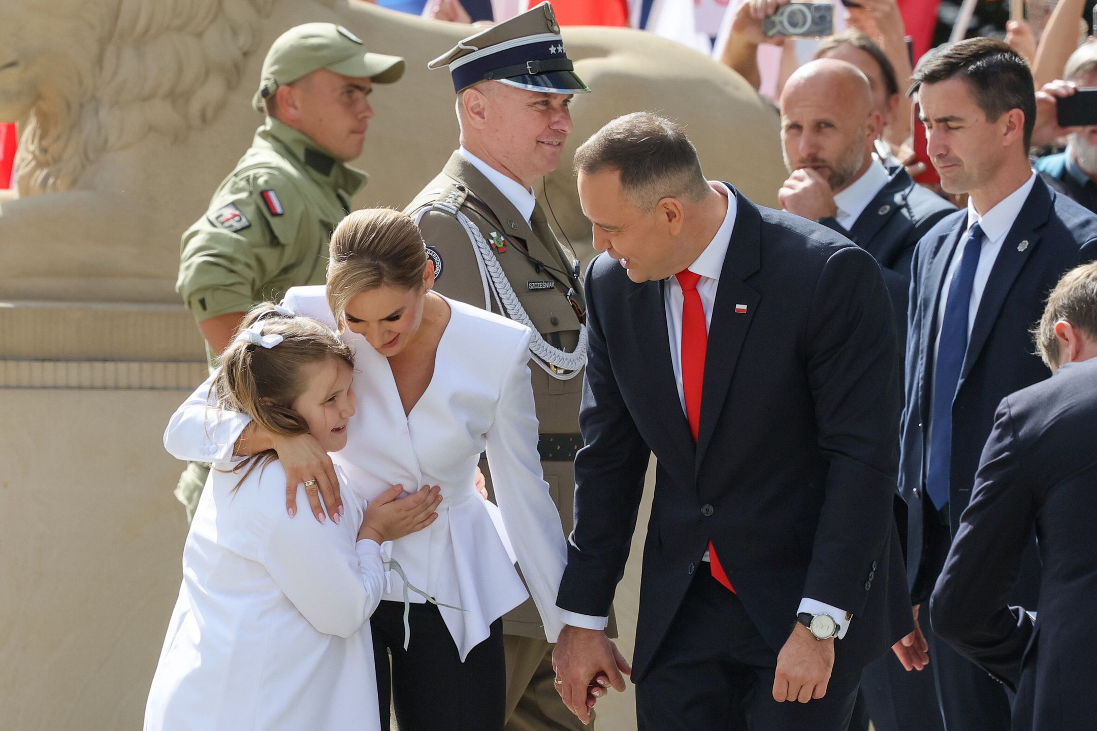 Warszawa, 06.08.2025. Uroczystość zaprzysiężenia Prezydenta RP Karola Nawrockiego. Prezydent RP Karol Nawrocki (2P) z małżonką Martą Nawrocką (2L) i córką Kasią (L) podczas uroczystego wejścia nowej pary prezydenckiej do Pałacu Prezydenckiego w Warszawie, 6 bm. Karol Nawrocki, dotychczasowy prezes IPN, został zaprzysiężony na Prezydenta Rzeczypospolitej Polskiej. Podczas Zgromadzenia Narodowego następca Andrzeja Dudy złożył przysięgę prezydencką, po której formalnie objął urząd głowy państwa. (mr) PAP/Paweł Supernak