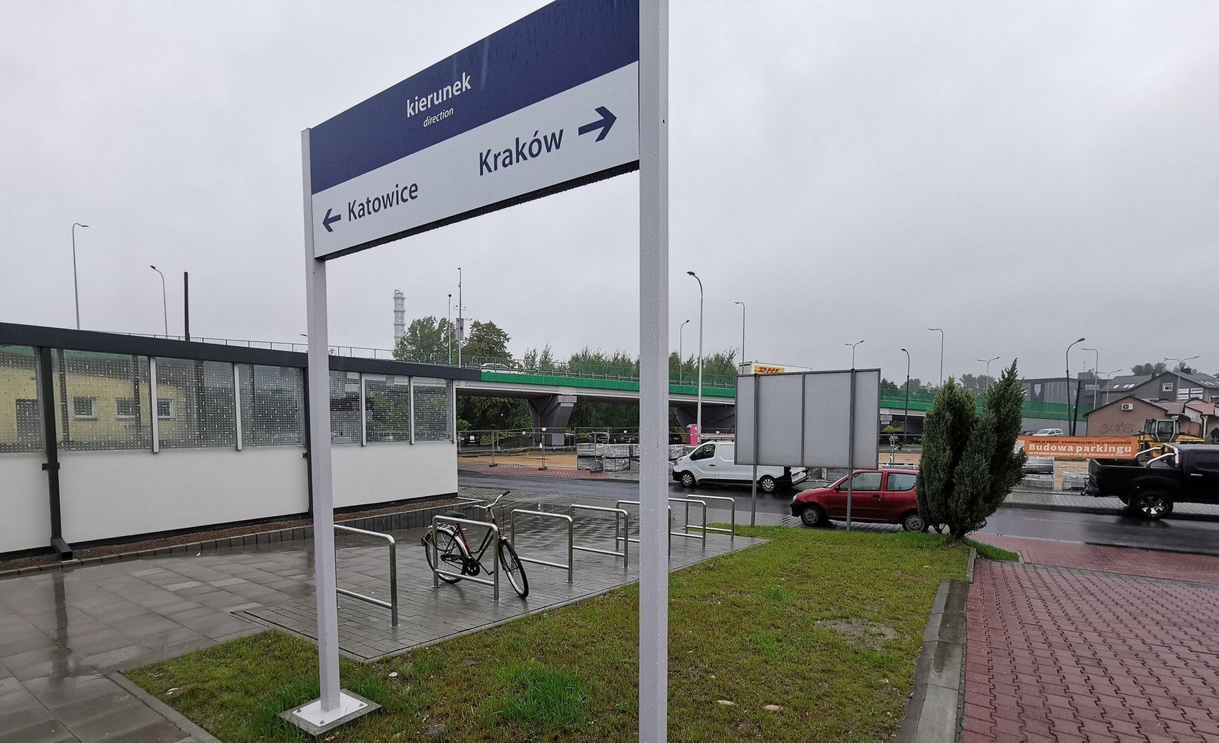 Trzebinia jest ważnym węzłem kolejowym, więc sporo ludzi z okolicznych miast zostawia swoje samochody przed dworcem i przesiada się na pociąg