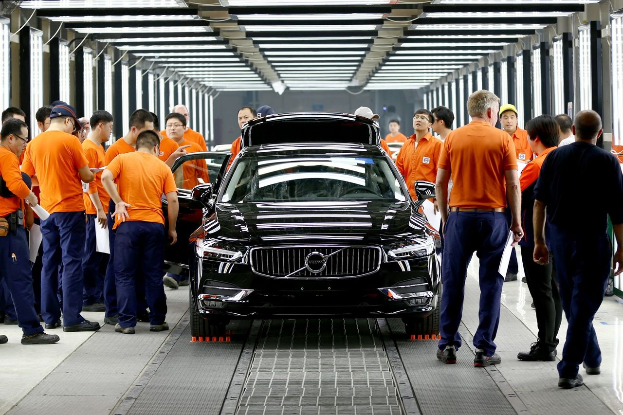 Pracownicy fabryki w Daqing przyglądają się jednemu z pierwszych wyprodukowanych przez siebie sztuk Volvo S90, rok 2016. Od tego czasu zbudowali już ich blisko 200 tysięcy.