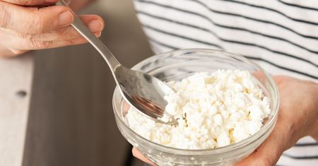 Lubisz serek wiejski? Lepiej przeczytaj etykietę. To może cię zaskoczyć