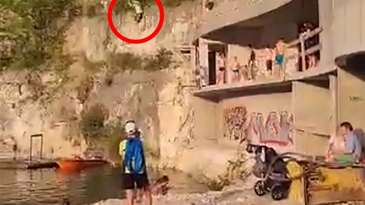 Mieszkańcy skaczą z niewykończonego budynku do wody