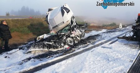 Ciężarówka przygniotła auto dostawcze. Jedna osoba nie żyje