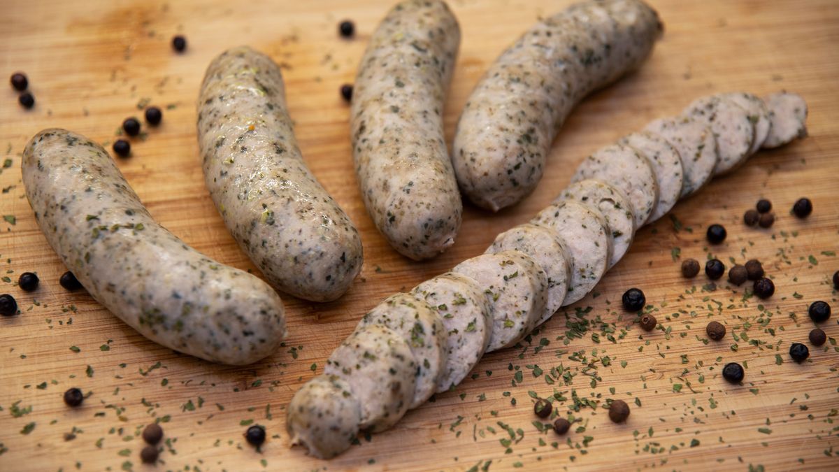 Warto samodzielnie przygotować białą kiełbasę 