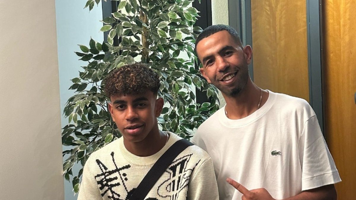 Mounir Nasraoui i Lamine Yamal na wspólnym zdjęciu