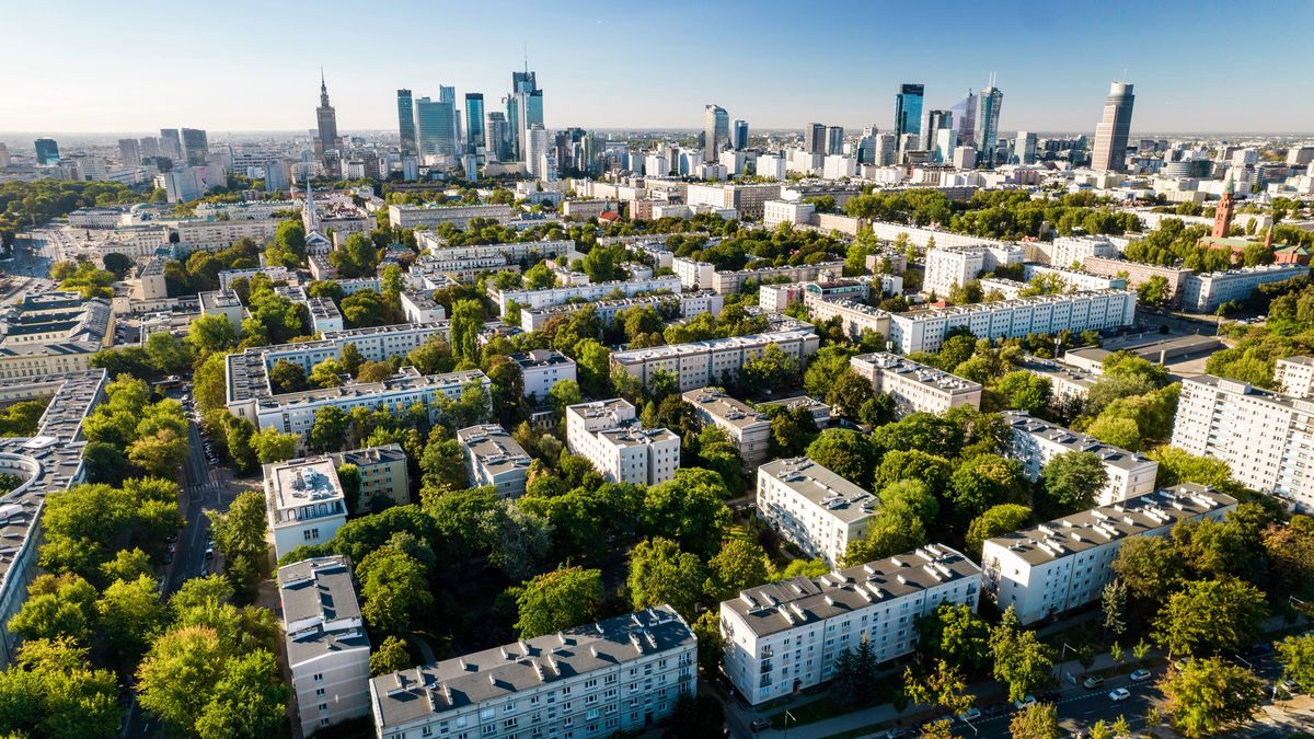 polska, warszawa, stolica, miasto, rzeka, widok, chmury, centrum, biznes, budynek, biurowiec, drzewa, woda, ludzie, relaks, zwiedzanie, zabawa, sklepy, samochody, infrastruktura, most, konstrukcja, budowa, praca, przyroda, korek, autobus, metro, tramwaj, muzeum, getto, żydzi, powstanie w getcie, plac, park