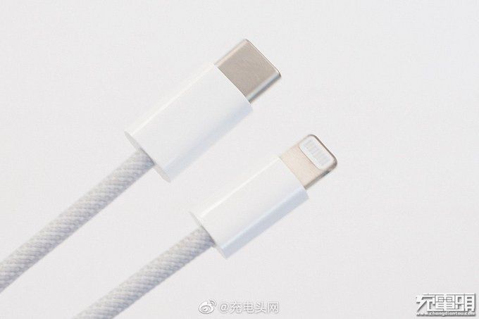 Coś za coś. iPhone 12 zamiast ładowarki ma mieć przewód, który nie popsuje się od patrzenia 3