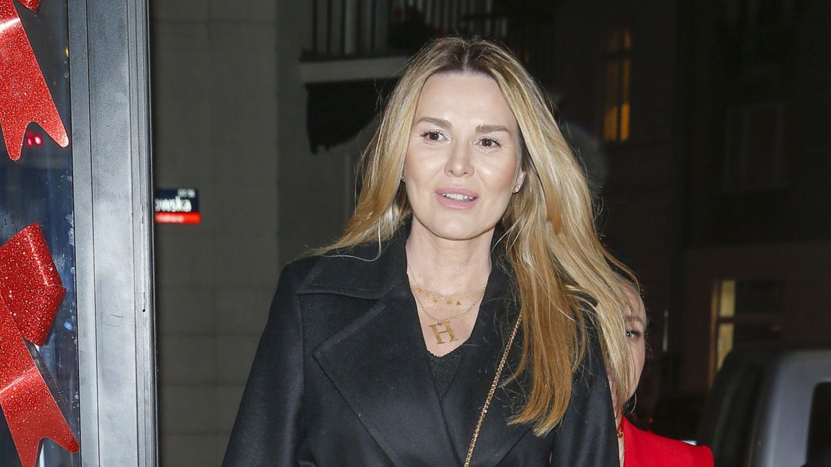 scena z: Hanna Lis, SK:, , fot. Podlewski/AKPAlistopad 2019, Premiera najnowszej kolekcji biżuterii Zozo Design, sylwetka, kobieta, kozaki czarne, kozaki zamszowe, torebka damska, torebka czerwona, sukienka czarna, Hanna Lis