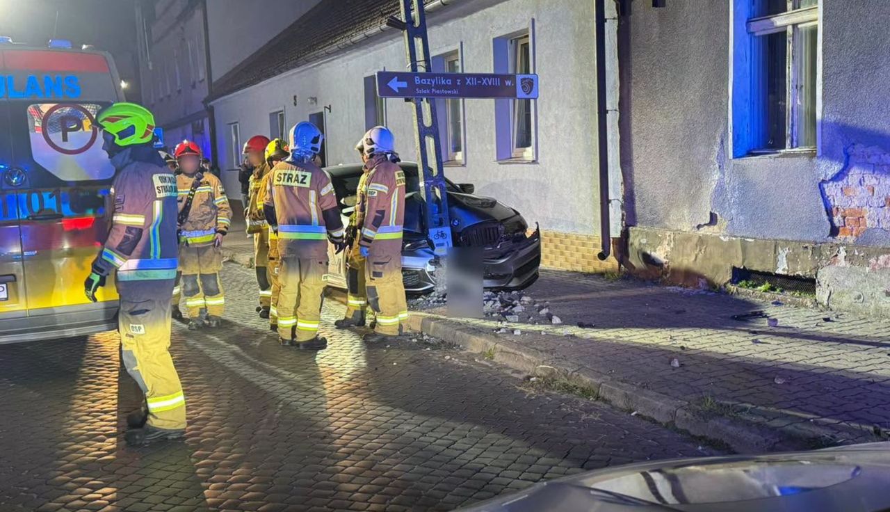 19-latka kierowała BMW. W środku trzy osoby. Nikt nie zapiął pasów