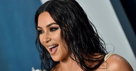 Tenisistka Kim Kardashian z dumą prezentuje krągłości, pozując na korcie W BIKINI (FOTO)