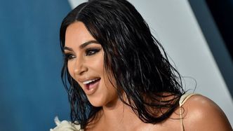 Tenisistka Kim Kardashian z dumą prezentuje krągłości, pozując na korcie W BIKINI (FOTO)