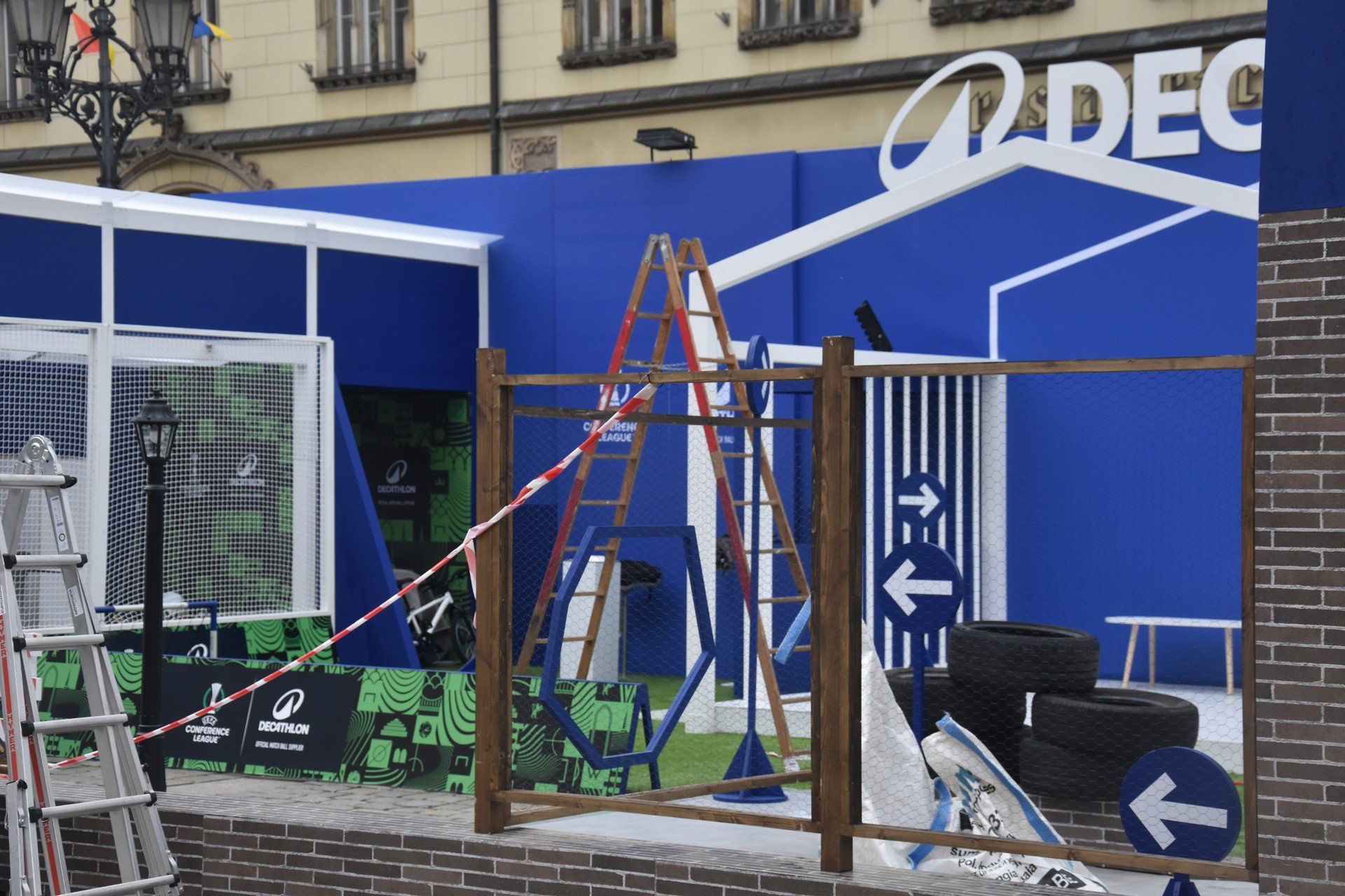 Budowa strefy kibica Ligi Konferencji na wrocławskim Rynku