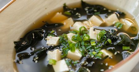 Zupa miso – co to jest i jak ją samodzielnie przyrządzić?