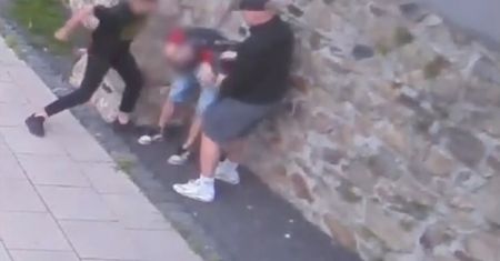 Szokujące nagranie z Jeleniej Góry. Bili pięściami i kopali mężczyznę w biały dzień