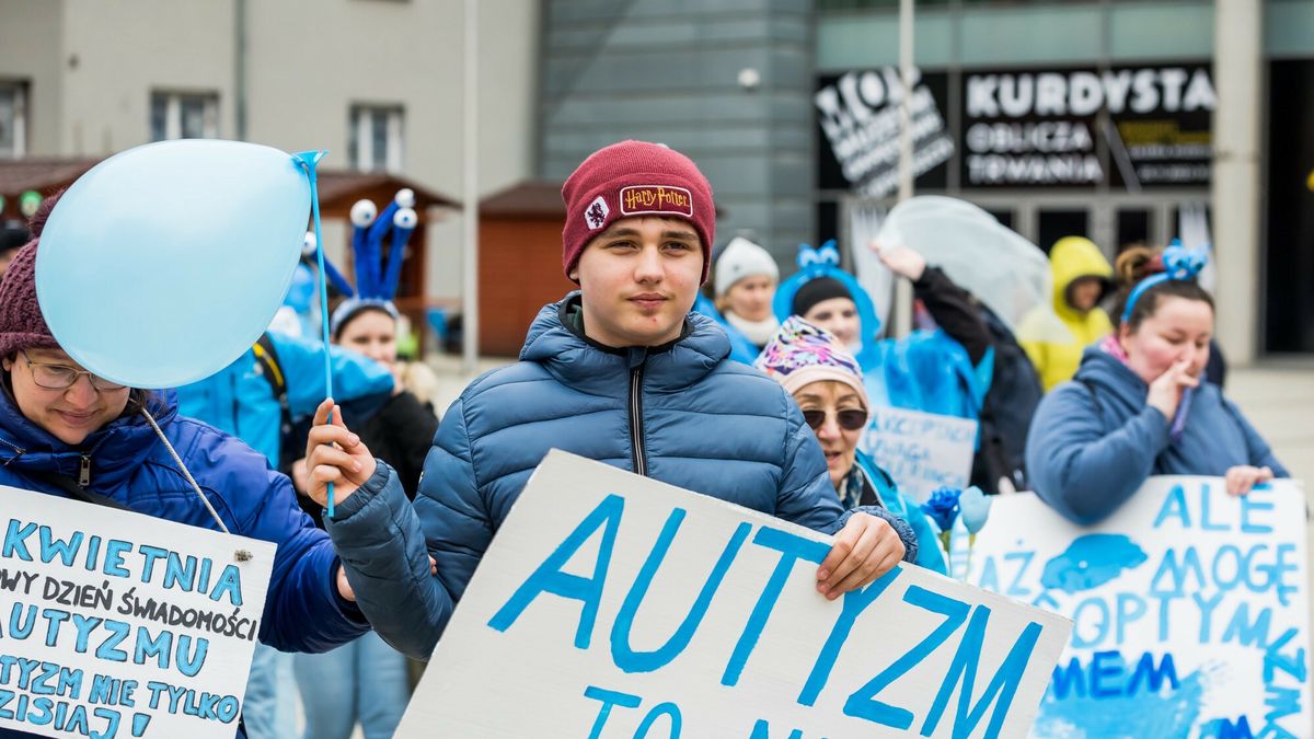 Kolor niebieski jest charakterystyczny dla Dnia Autyzmu