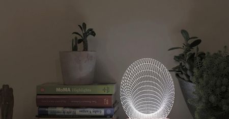 Pretty Smart Lamp: lampa dla niewolników powiadomień. Nawet ona każe sprawdzić Facebooka!