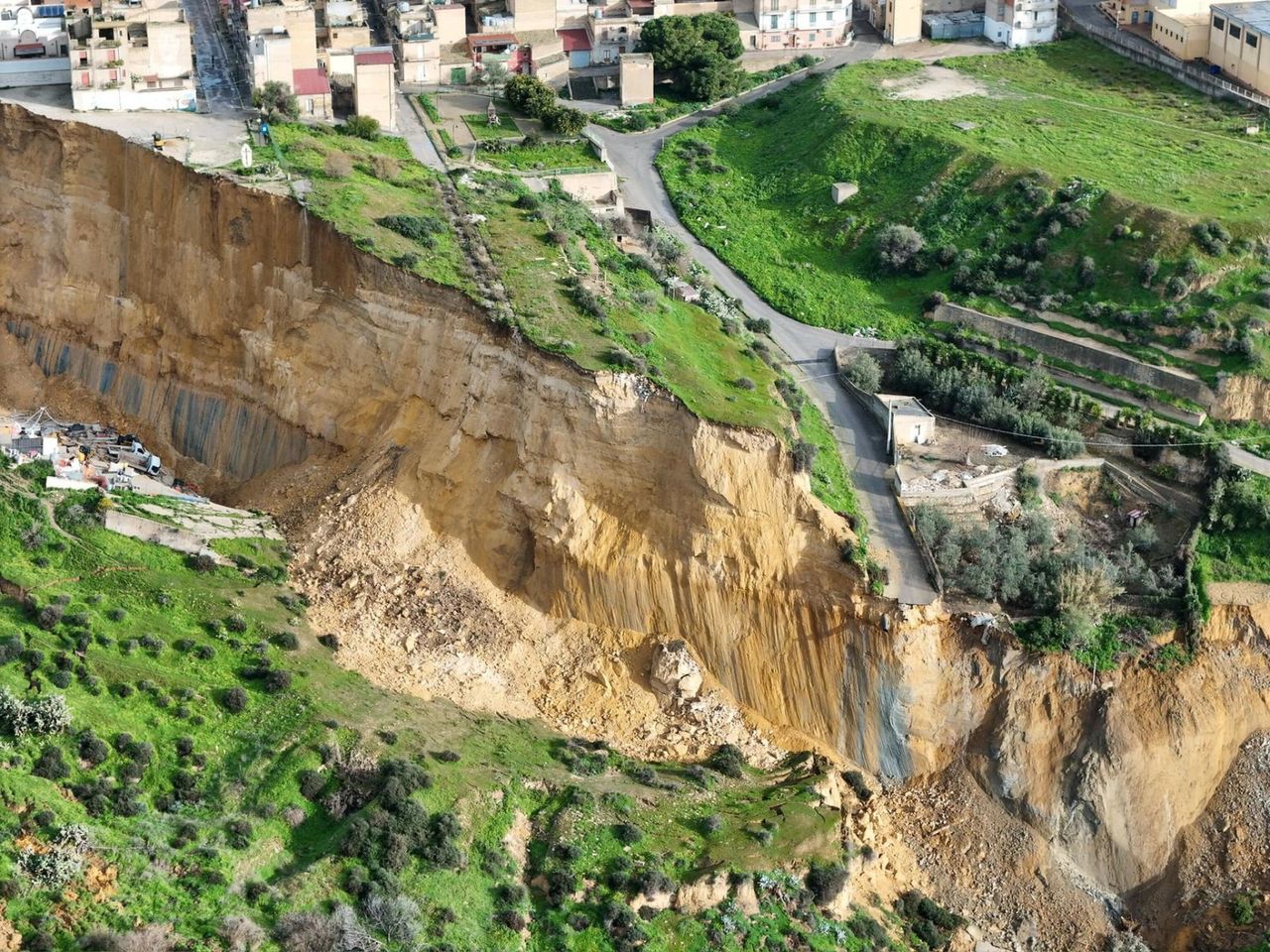 Ewakuowali już 1500 osób. "Sytuacja jest dramatyczna, dotknęła nas tragedia"