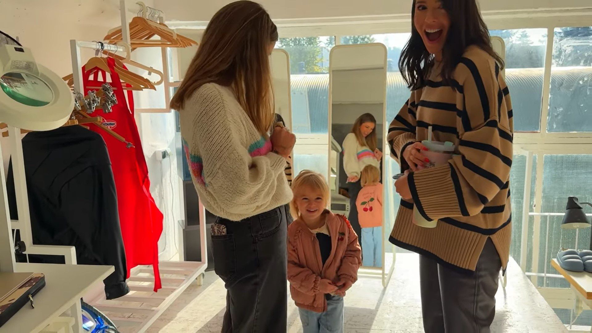 Klaudia Halejcio z córką na planie świątecznej reklamy