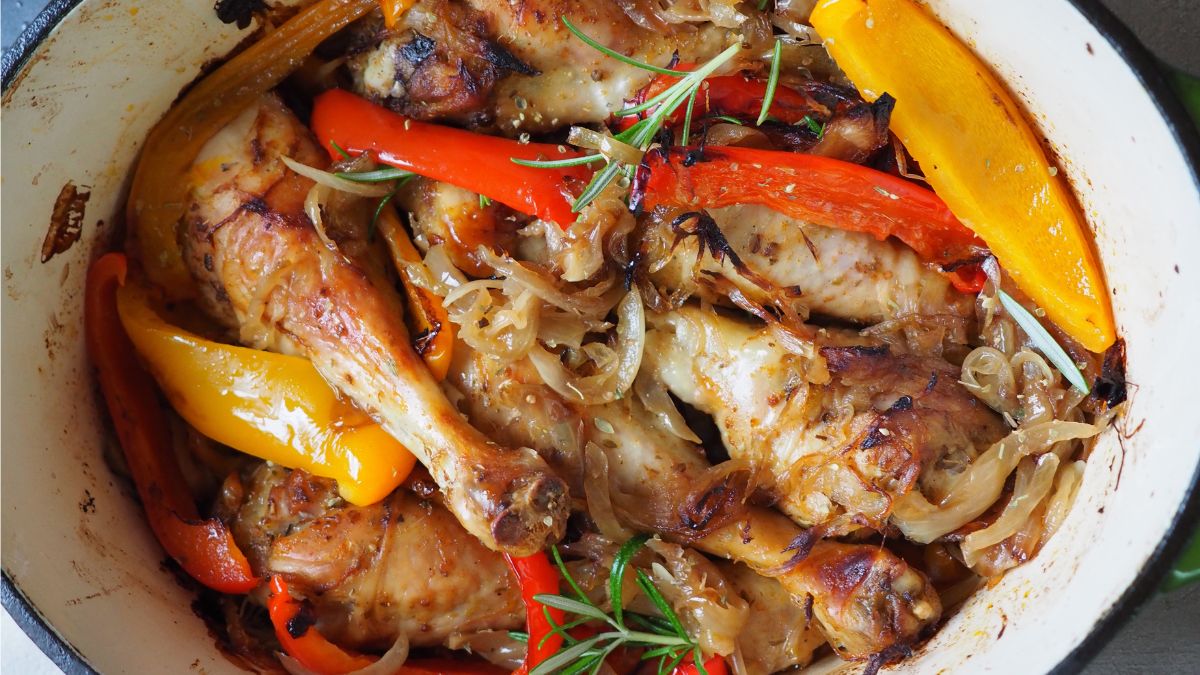 Pieczone pałki z kurczaka z cebulą i papryką posmakują rodzinie