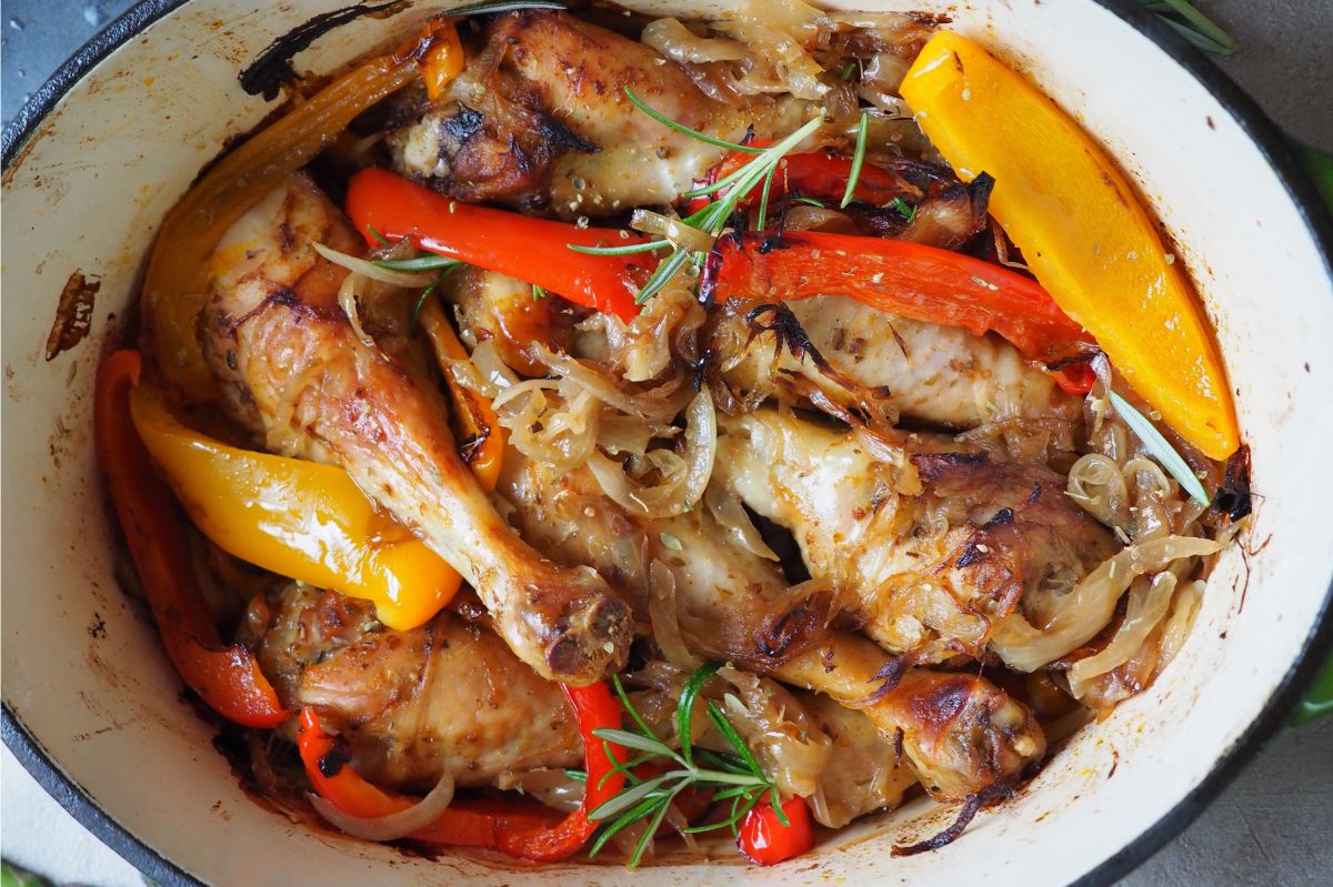 Kurczak pieczony z papryką. Jakub Kuroń podpowiada trik na karmelizowaną cebulę