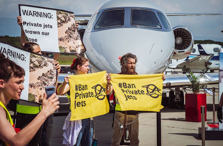 Aktywiści klimatyczni demonstrują przeciwko odrzutowcom