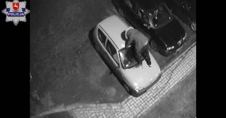 Pijany mężczyzna niszczył auto pod okiem kamery (wideo)