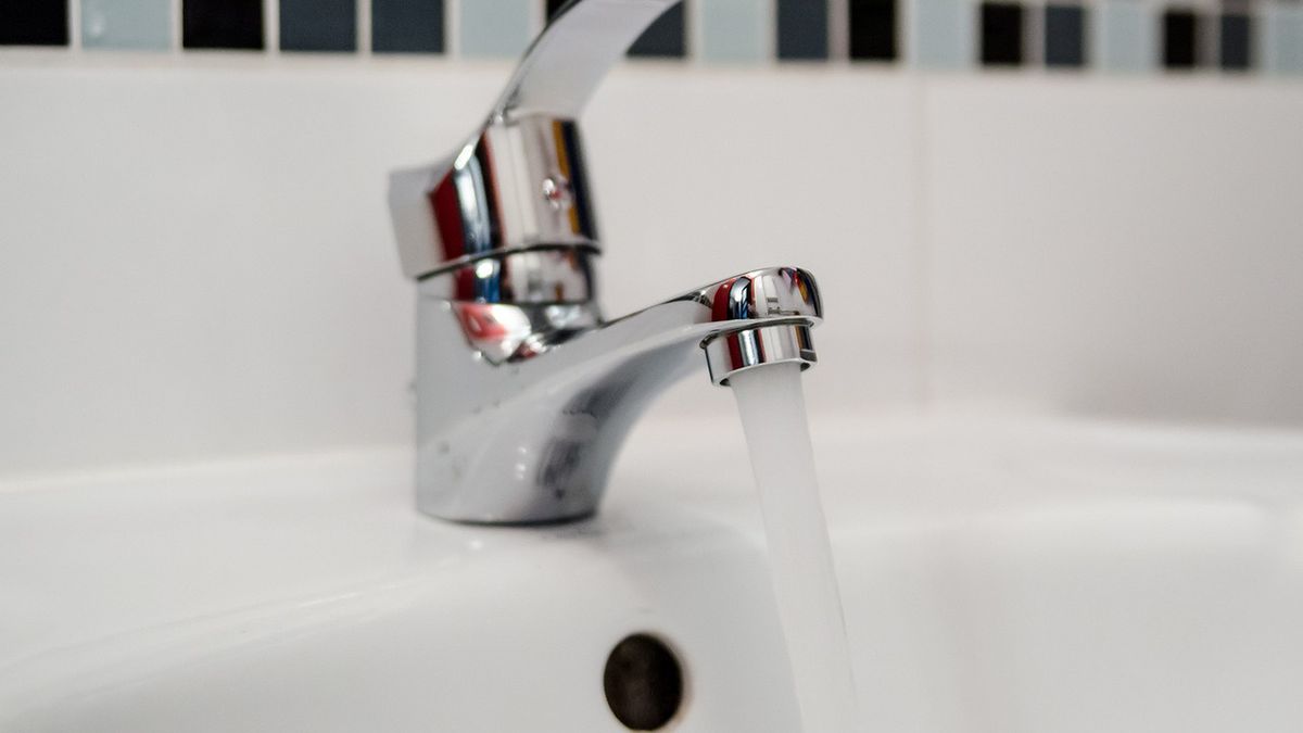 Trik z monetą w umywalce powinien znać każdy turysta