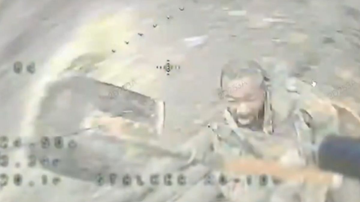 Afrykański żołnierz łopatą bronił się przed dronem.