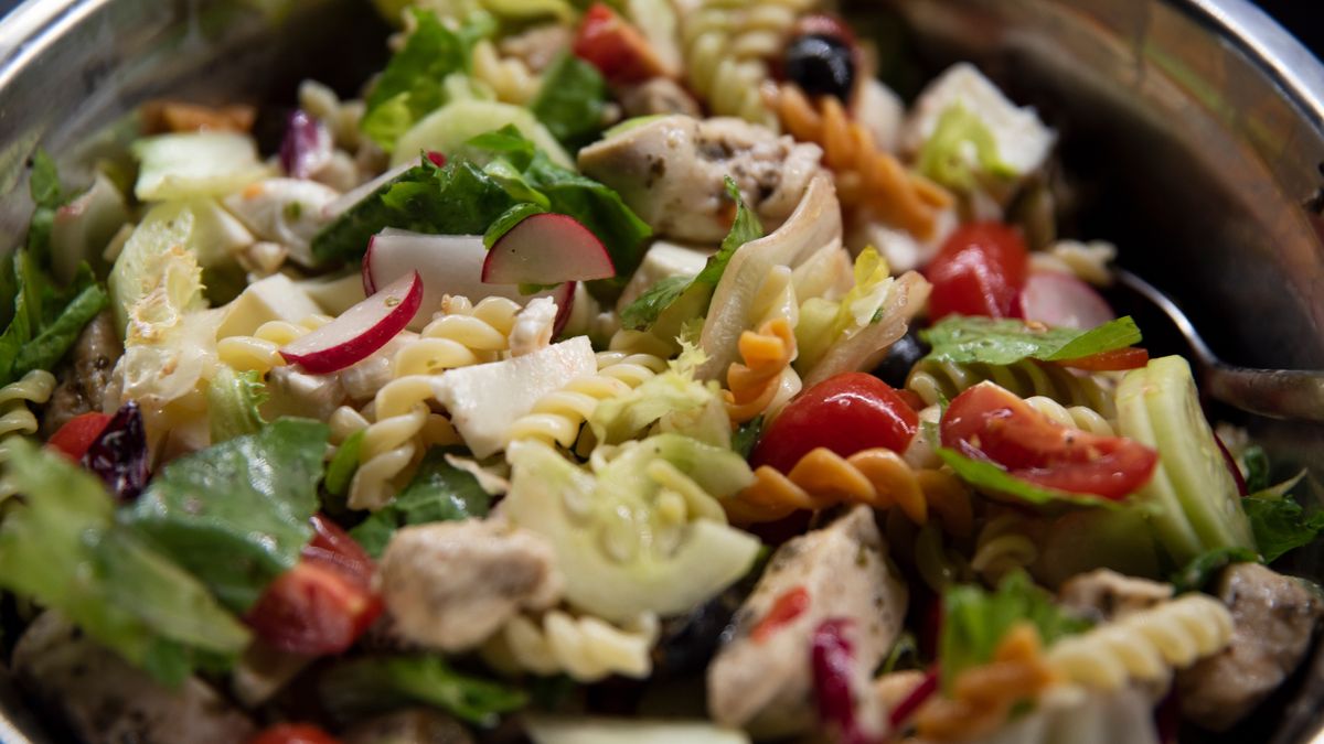 Taka sałatka to dobry pomysł na kolację. 