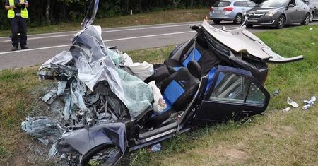 Wypadek w Krasnem. Volkswagen wjechał w ciągnik rolniczy. Nie żyje pasażer osobówki