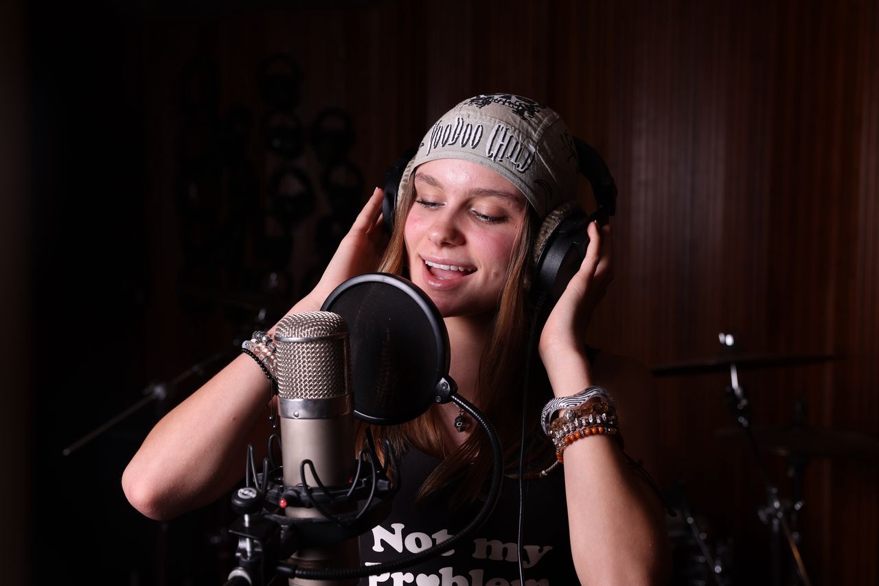Nicole Obarzanek i jej kariera zza kulis. Jak tworzy swoją muzykę, jak wygląda typowy dzień w studiu nagraniowym? Sprawdzamy!