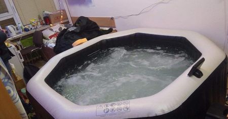 Student postanowił wstawić do akademika 1000-litrowe jacuzzi. Interweniowały władze uczelni
