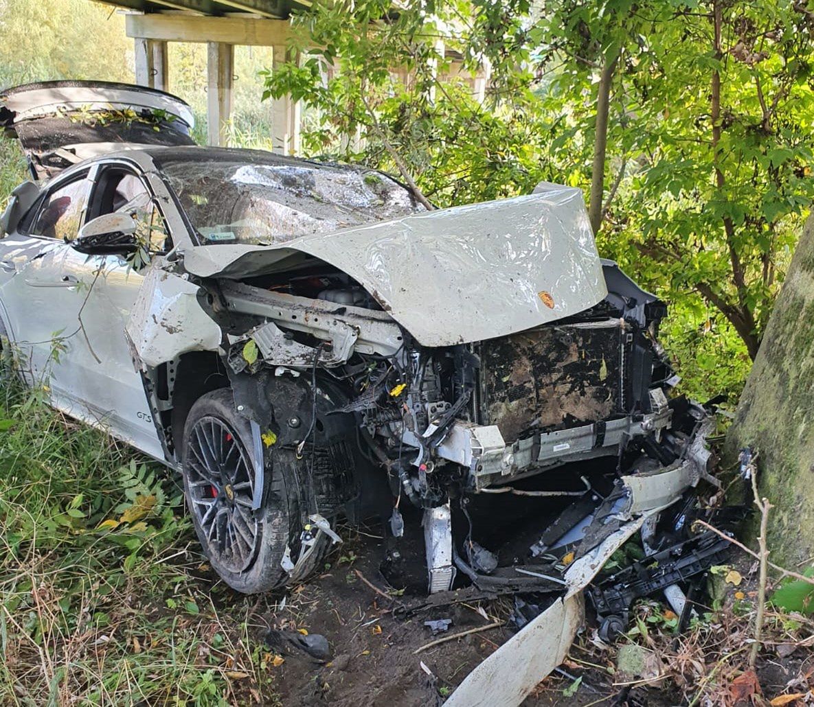 Wypadek w Lubelskiem. Porsche wpadło pod most